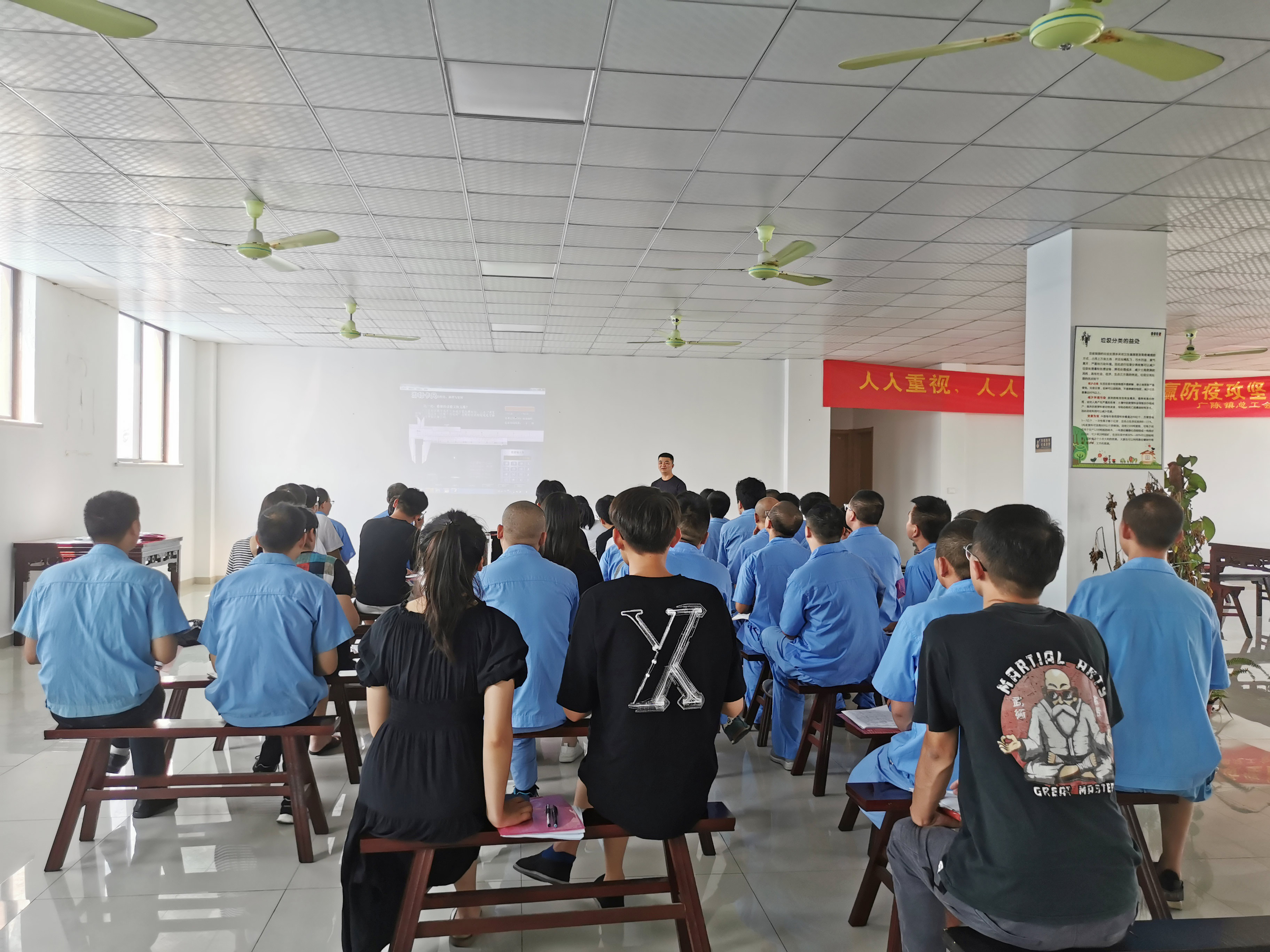 新發(fā)現(xiàn)組織員工參加中級鉗工知識培訓(xùn)，新知識get！